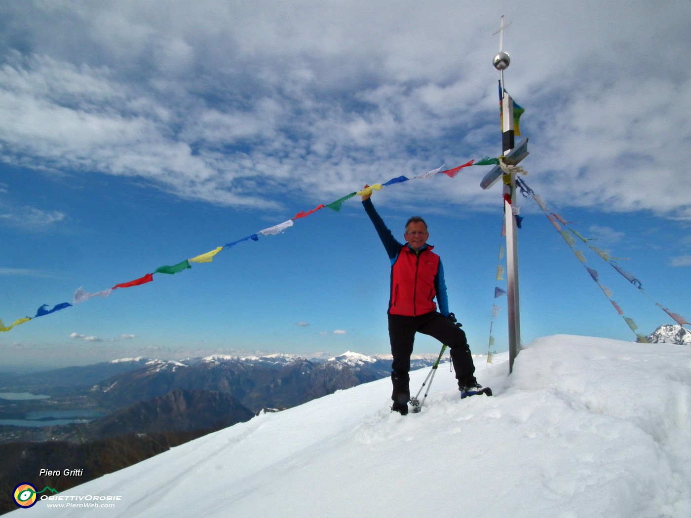 30 In vetta al Monte Ocone le bandierine-preghiere tibetane ....JPG